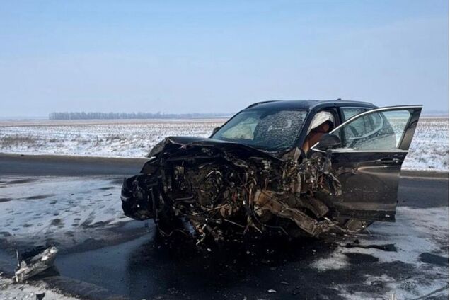 На Київщині сталась потрійна ДТП: одна з машин вілетіла в кювет, є постраждалий. Фото
