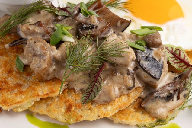 Найсмачніші картопляні деруни в духовці: додайте зверху багато сиру