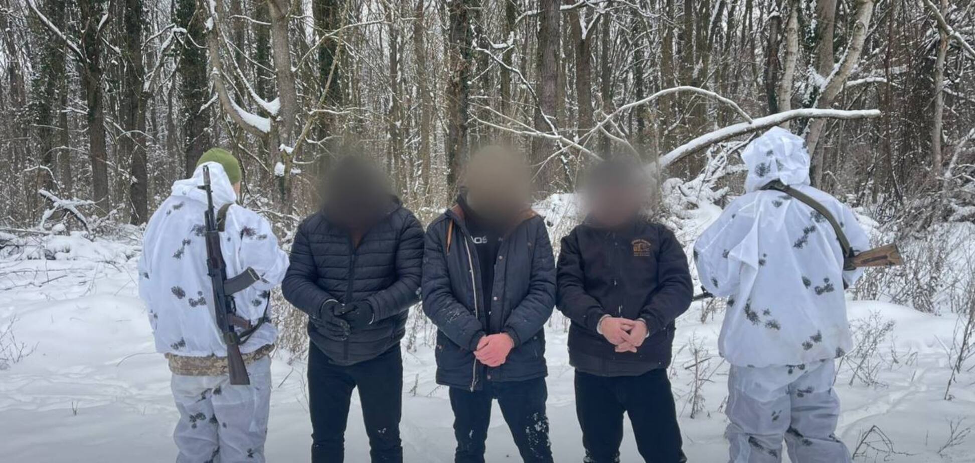 'Впіймались' за 20 метрів до кордону: в Україні викрили ще дві схеми незаконного переправлення порушників. Фото