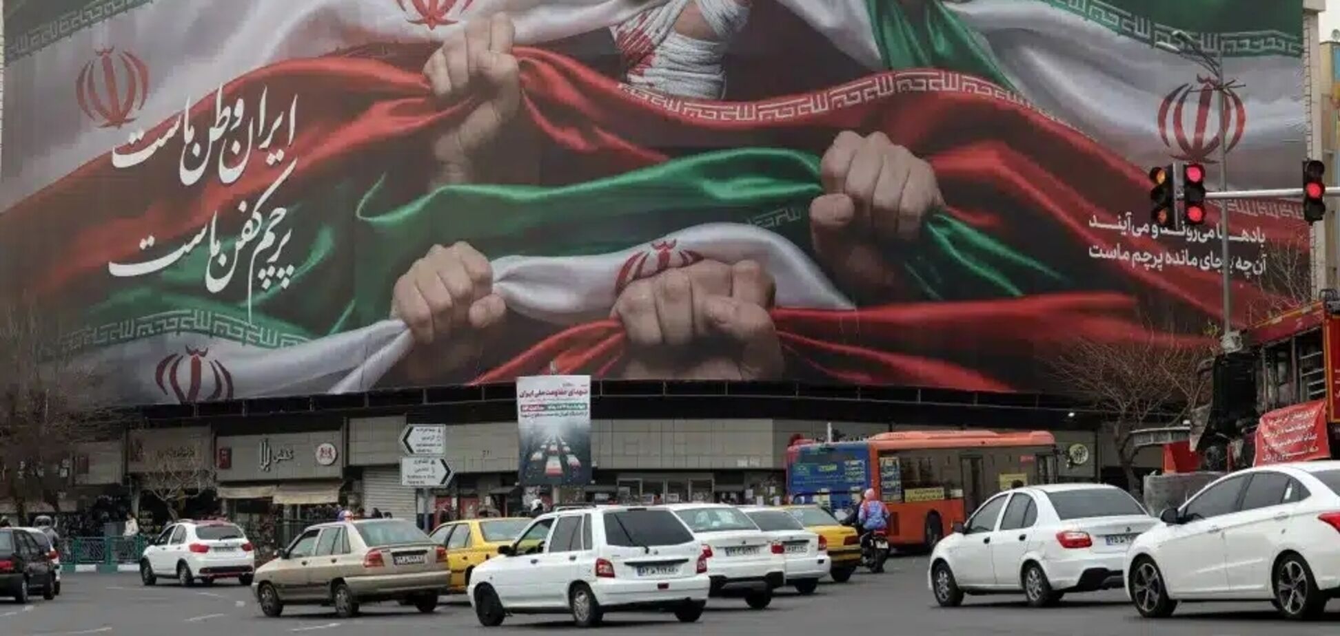 Португалия временно закрывает посольство в Иране и вывозит своих граждан