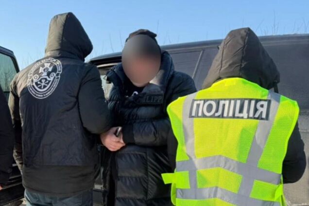 На Киевщине мужчина организовал схему заработка на уклонистах. Подробности дела и фото