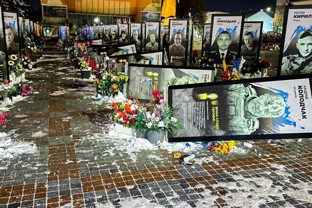 Поводилася неадекватно: у Рівному жінка осквернила портрети загиблих Героїв. Фото