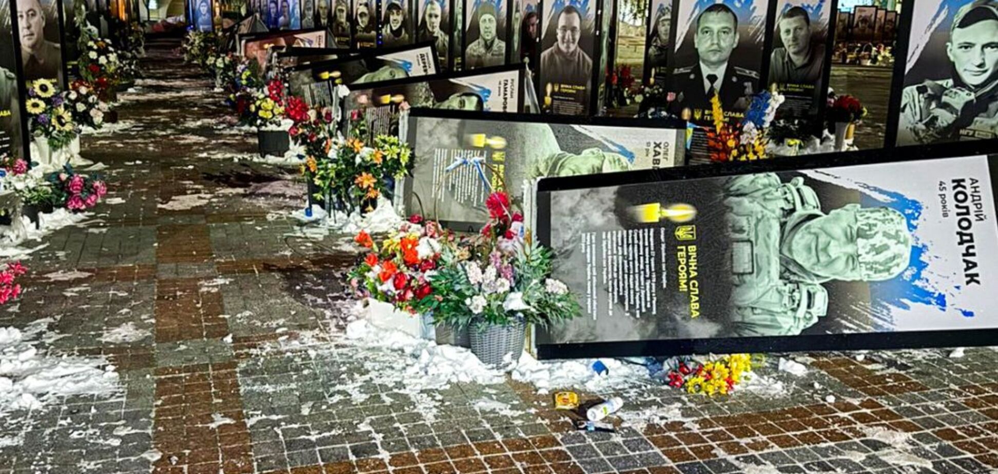 Поводилася неадекватно: у Рівному жінка осквернила портрети загиблих Героїв. Фото