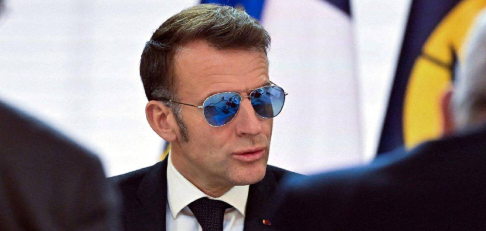 Макрон удивил появлением в солнцезащитных очках в Елисейском дворце: что произошло. Фото и видео