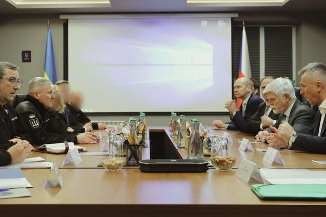 Президенту Чехії під час візиту до України показали дрони, які наводять жах на росіян. Фото