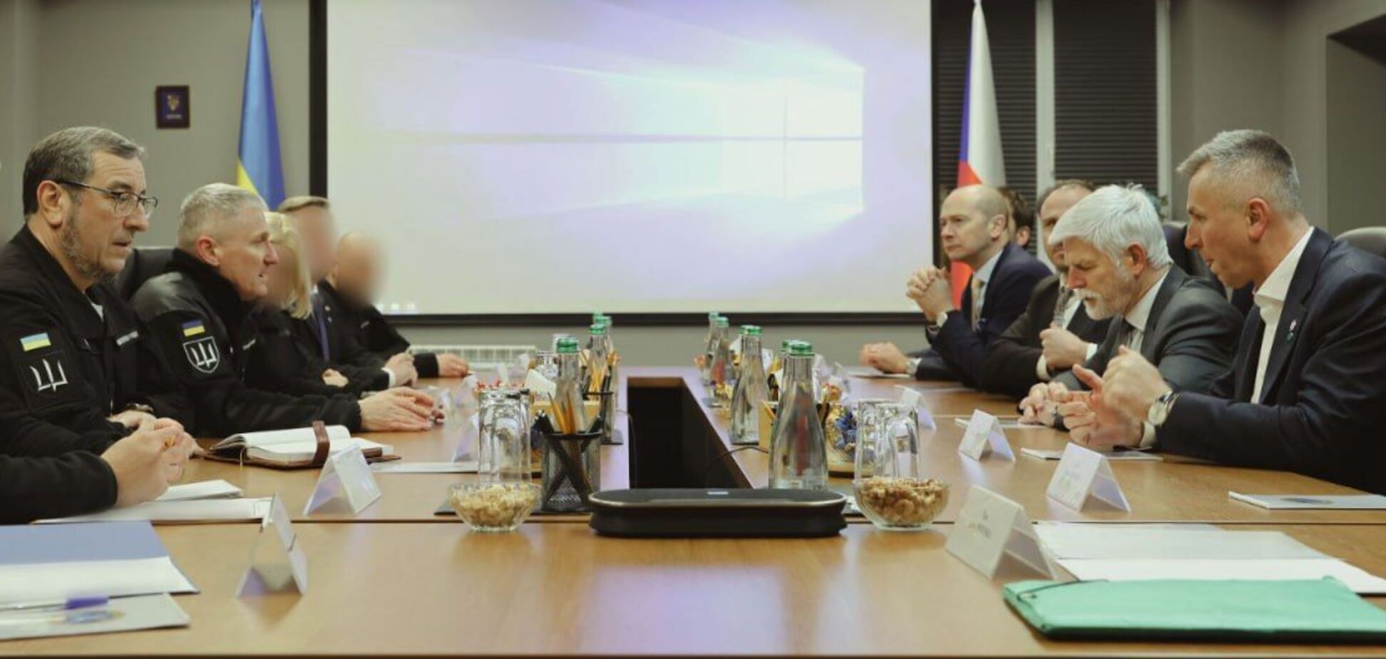 Президенту Чехии во время визита в Украину показали дроны, которые наводят ужас на россиян. Фото