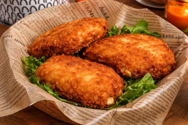 Ситні курячі конвертики з шинкою та сиром: готуються за лічені хвилини