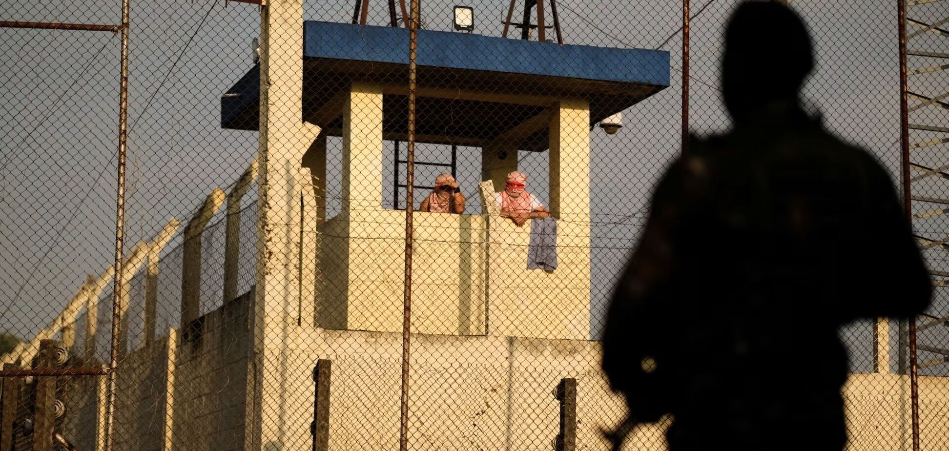 В Гватемале заключенные захватили 46 заложников в трех тюрьмах: что происходит