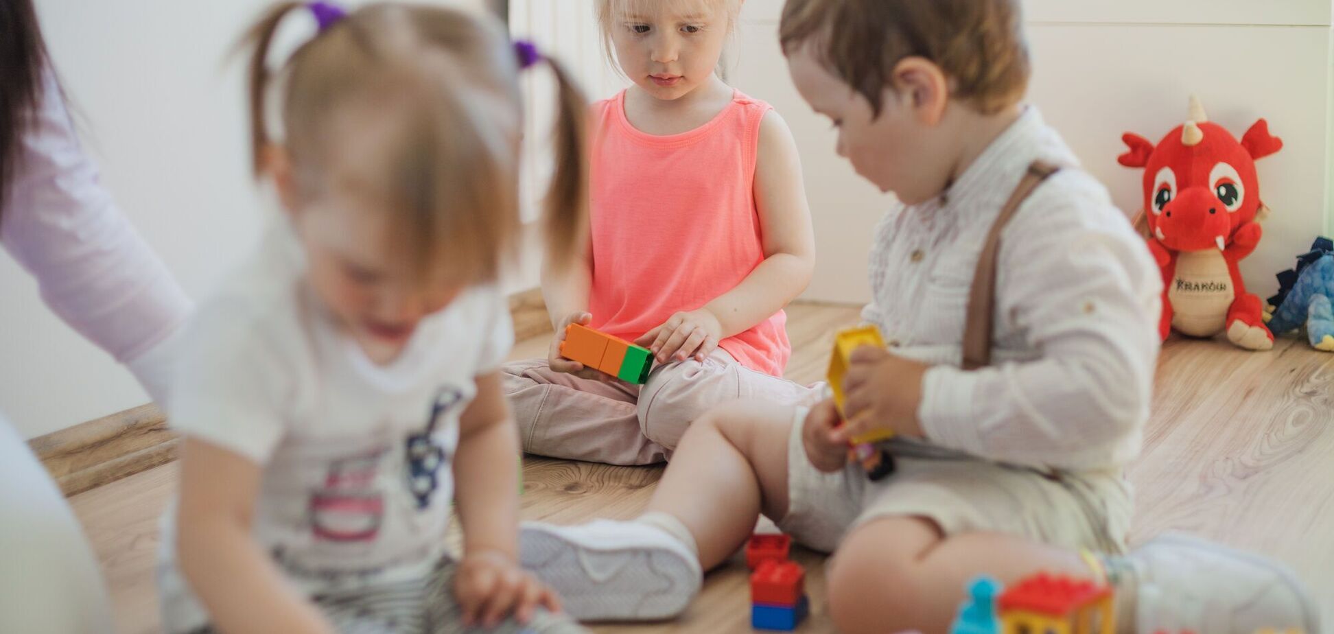 'Ви доводите до неврозу себе і свою дитину'. В мережі розгорілась дискусія через батьків, які змушують дітей прибирати іграшки
