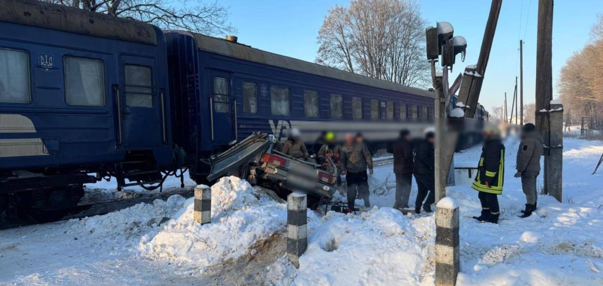 На Прикарпатті потяг протаранив авто: серед постраждалих – дитина. Фото