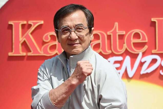 Типовий тато на святі: 71-річний Джекі Чан викликав фурор своїм виглядом на модному показі та розтопив серця шляхетним вчинком