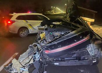 В Киеве легковушка на скорости протаранила грузовик: авто превратилось в груду металла, есть погибший. Фото