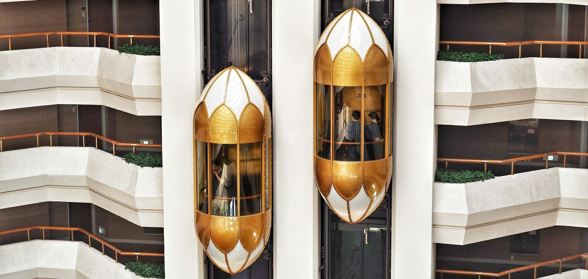 Что делать, если застряли в лифте без света: важные правила