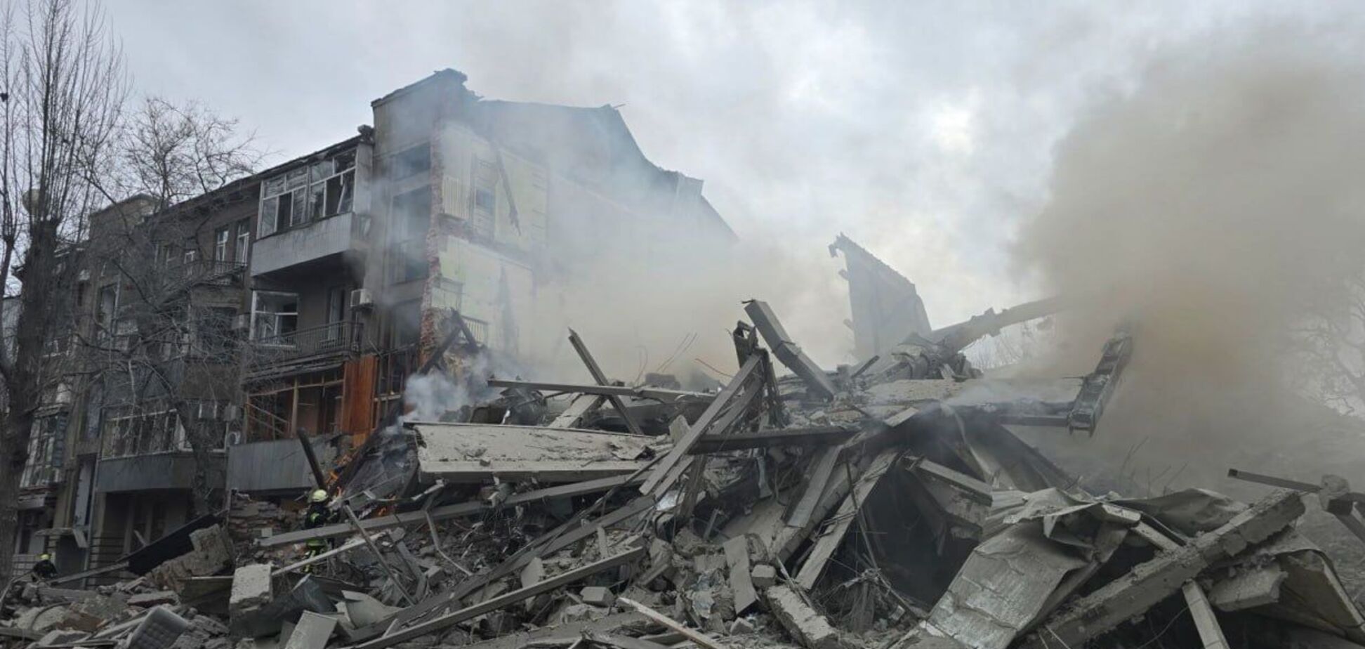 Кількість загиблих після удару РФ у Харкові знову зросла
