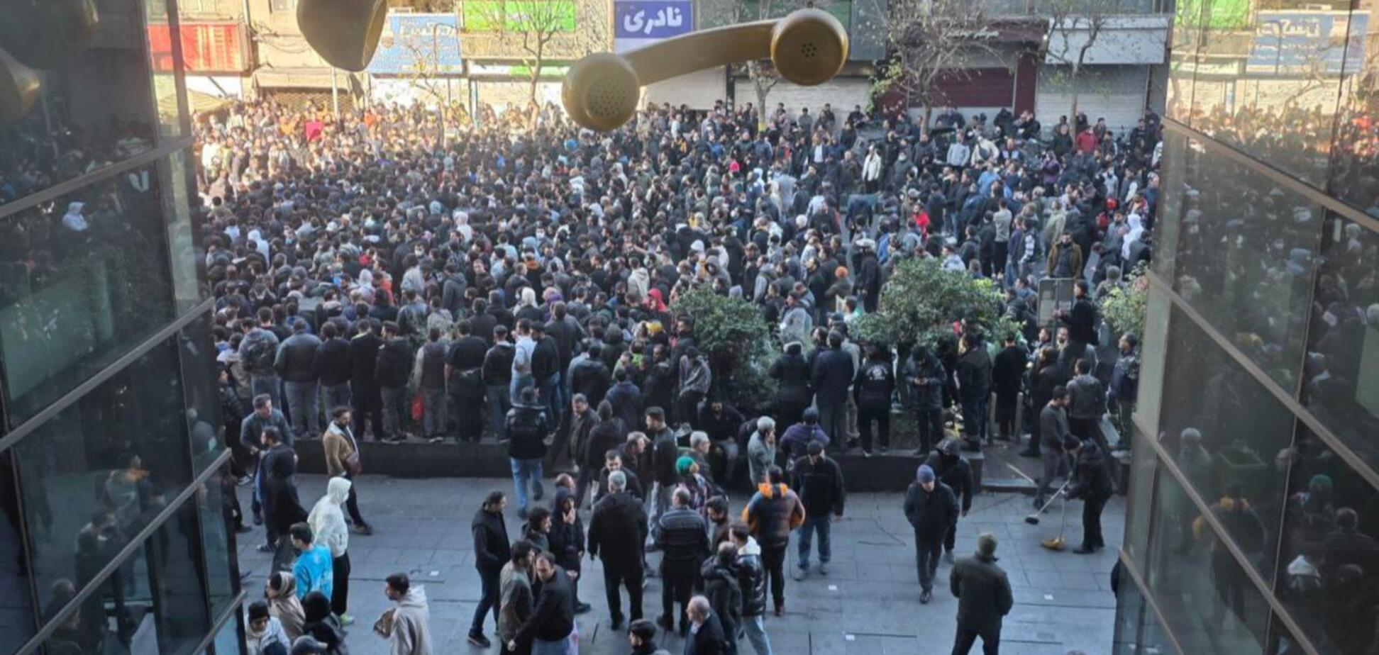 'Ми готові до дій': Трамп пригрозив Ірану втручанням США у разі насильницьких дій щодо протестувальників