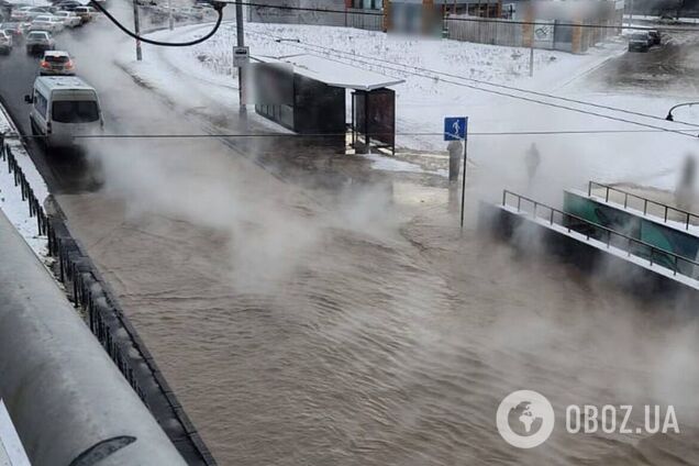 Дорогу залило кипятком и затянуло паром: в Киеве произошел масштабный прорыв теплосети. Фото и видео