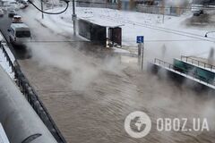 Дорогу залило кипятком и затянуло паром: в Киеве произошел масштабный прорыв теплосети. Фото и видео