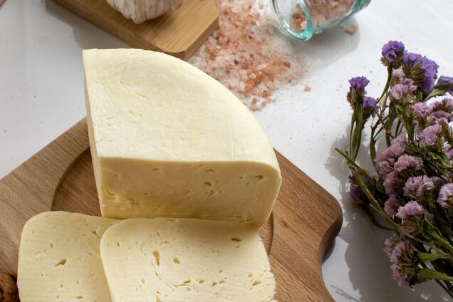 Как приготовить домашний твердый сыр на бутерброды: делимся пошаговым рецептом