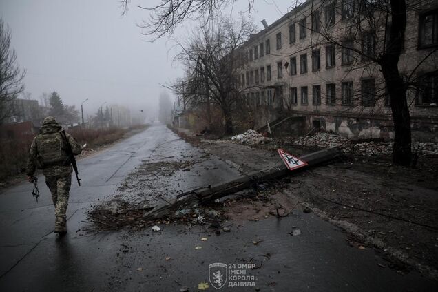 'Прошу хлеба': в Константиновке украинский пилот дрона помог пожилой женщине, которая оставила 'послание' на снегу. Видео