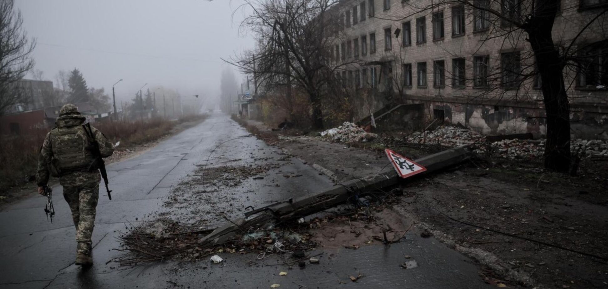 'Прошу хліба': у Костянтинівці український пілот дрона допоміг літній жінці, яка залишила 'послання' на снігу. Відео