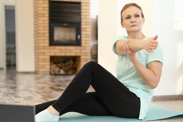 10 хвилин зранку замість години кардіо: прості звички, які змінюють талію після 50. Відео