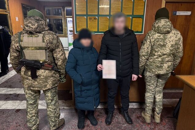 Казали, що цифри не мають значення: на Вінниччині 62-річна жінка одружилася із 25-річним сином подруги, щоб вивезти його за кордон