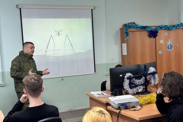 Заманивают выплатами: в России студентов колледжей вербуют на войну против Украины