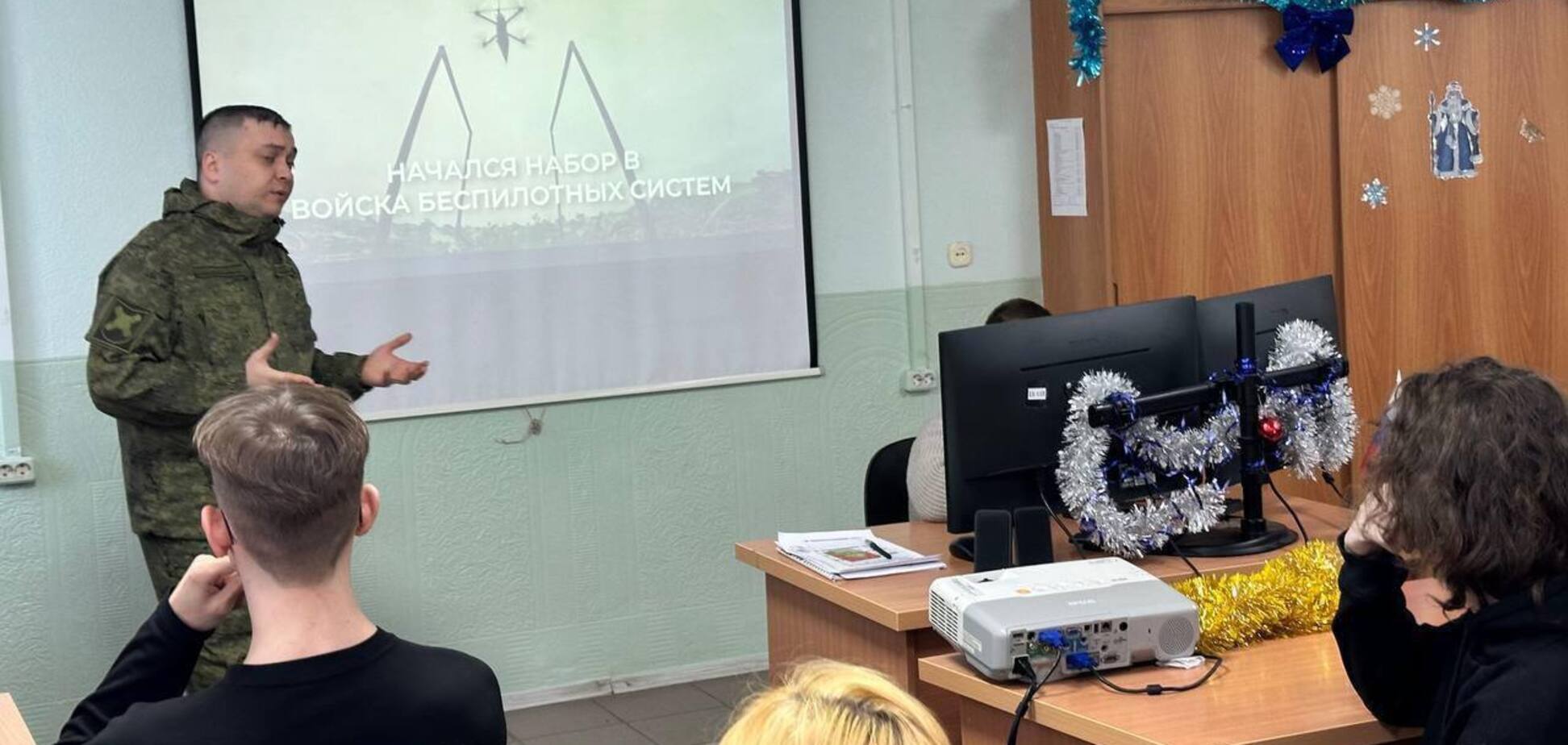 Заманюють виплатами: у Росії студентів коледжів вербують на війну проти України