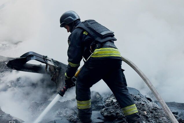 Окупанти вночі вдарили по Дніпру: сталась пожежа, є постраждалі