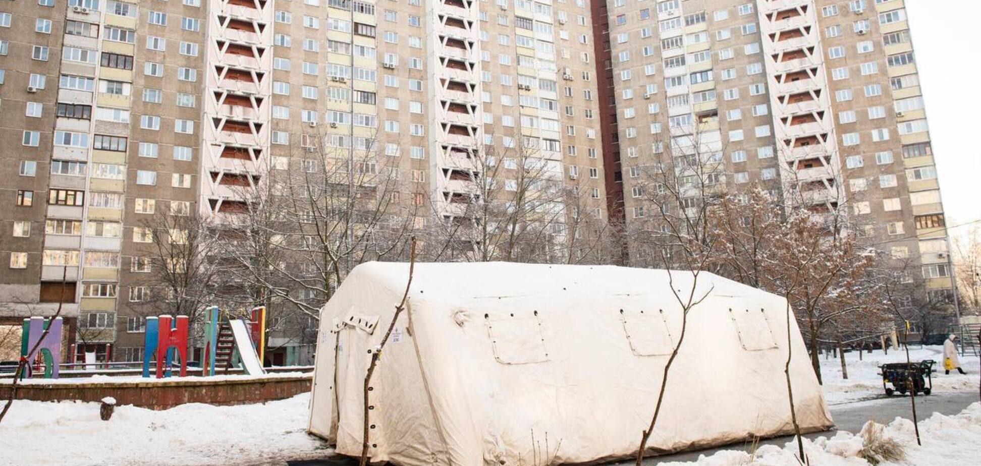 Багатоповерхівка і пункт обігріву під час відключень світла і тепла в Києві