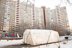Багатоповерхівка і пункт обігріву під час відключень світла і тепла в Києві