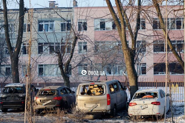 Дрон вибухнув у повітрі, пошкоджено школу: наслідки обстрілу РФ на Русанівці в Києві. Фото та відео