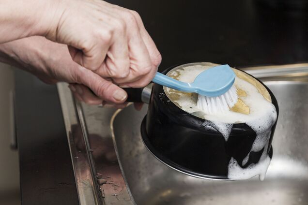 Чим почистити каструлі, щоб вони сяяли від чистоти: два інгредієнти