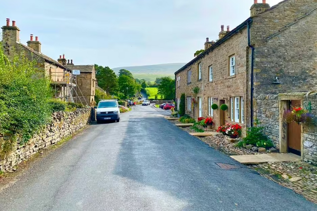 Принадлежит одной семье уже 450 лет: туристам посоветовали уникальное село в Британии