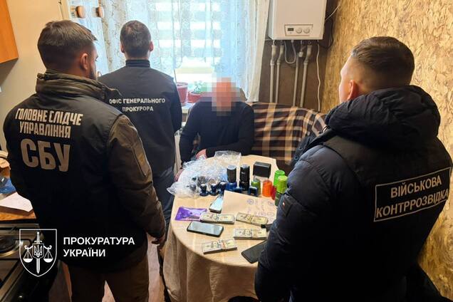 Організував схему ухилення від мобілізації: СБУ викрила посадовця Київської РДА та його спільників. Фото