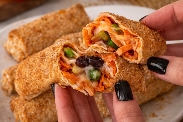 Ліниві рулетики з тіста філо: додайте всередину багато сиру та м'ясо