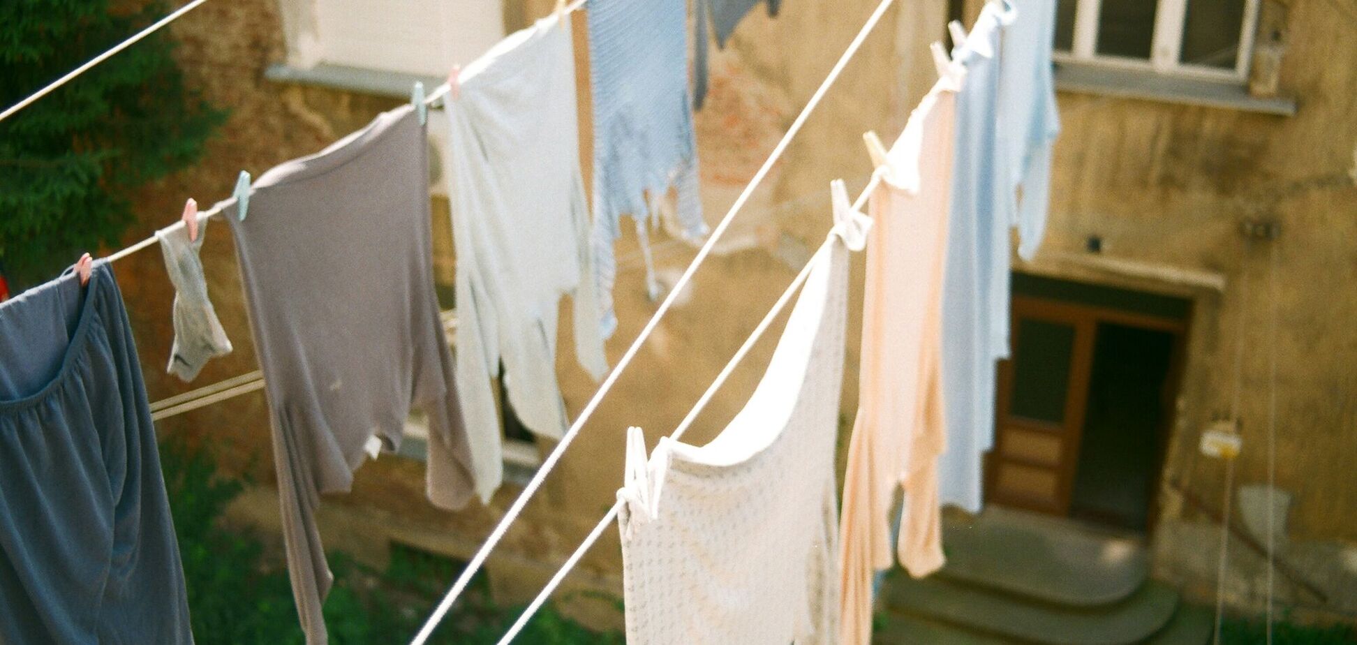 Как быстро высушить одежду после стирки: действенные способы