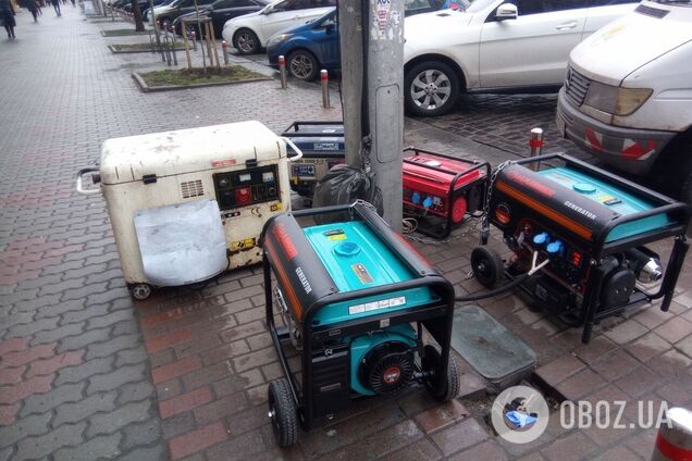 Генераторы на улице в Киеве. Иллюстрация