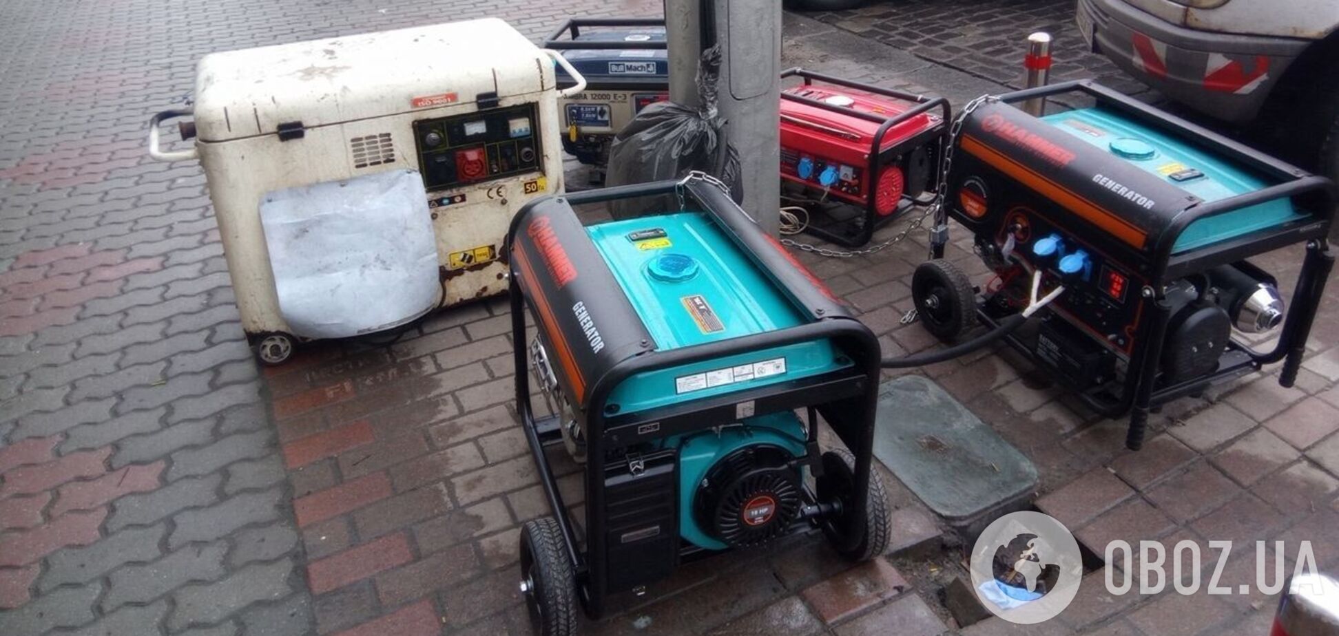 Генераторы на улице в Киеве. Иллюстрация