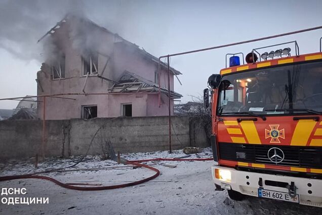 Окупанти атакували житлову та промислову інфраструктуру Одещини: є постраждалий. Фото та відео