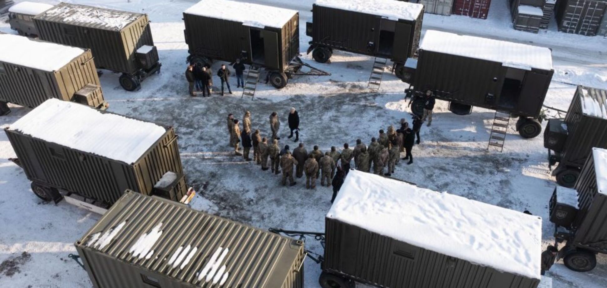 Порошенко передав військовим ще 10 прально-душових комплексів