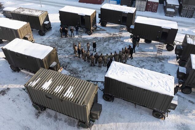 Порошенко передав військовим ще 10 прально-душових комплексів