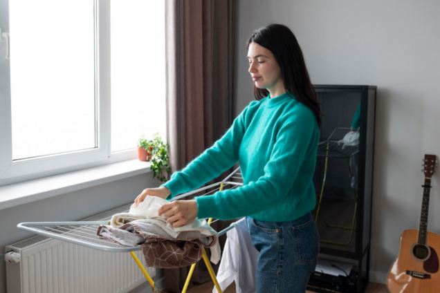Можно высушить одежду за несколько часов без неприятного запаха: чем заменить популярный прибор