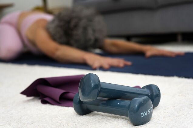 Сила корпусу після 60: чотири вправи на ліжку, що працюють краще за планку. Відео