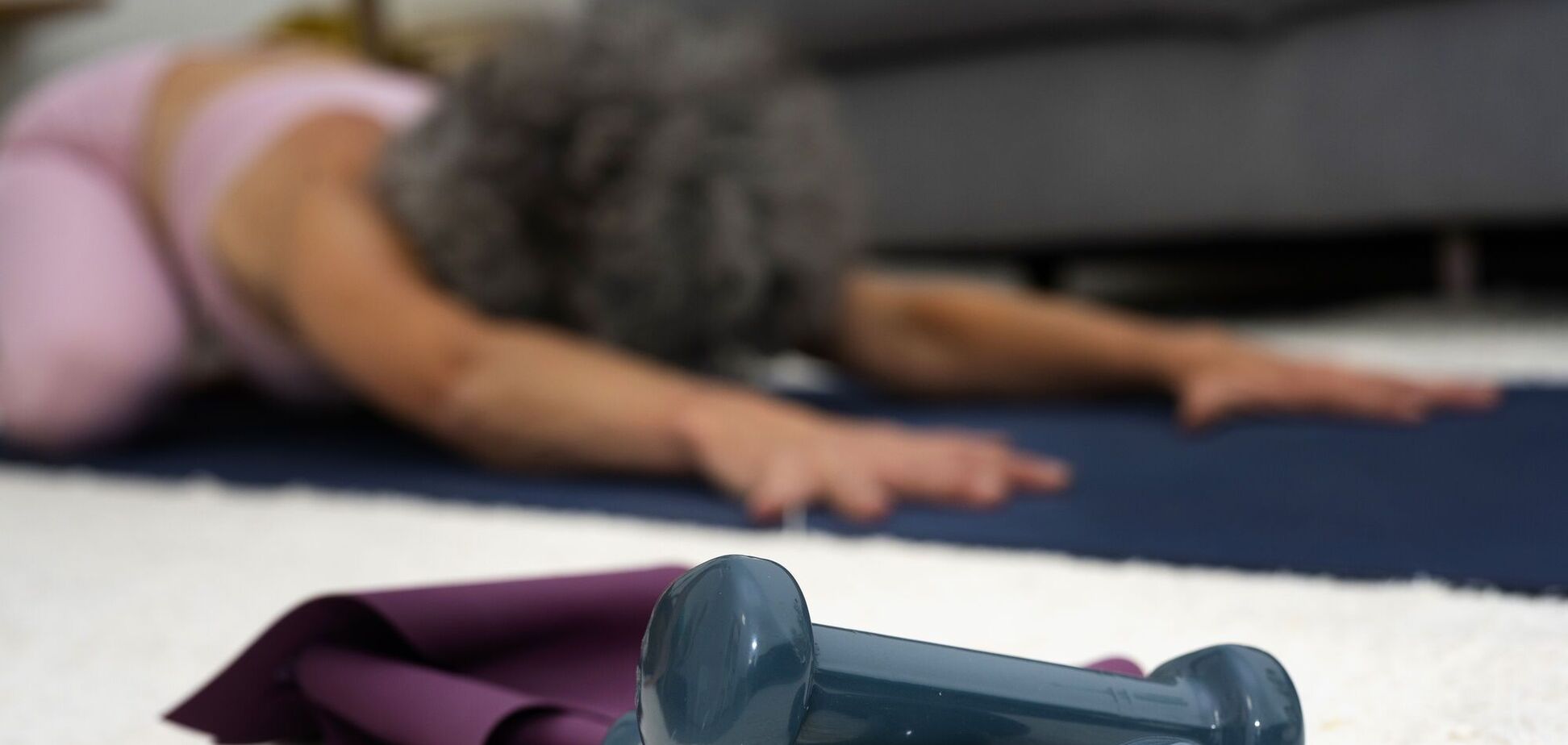 Сила корпусу після 60: чотири вправи на ліжку, що працюють краще за планку. Відео