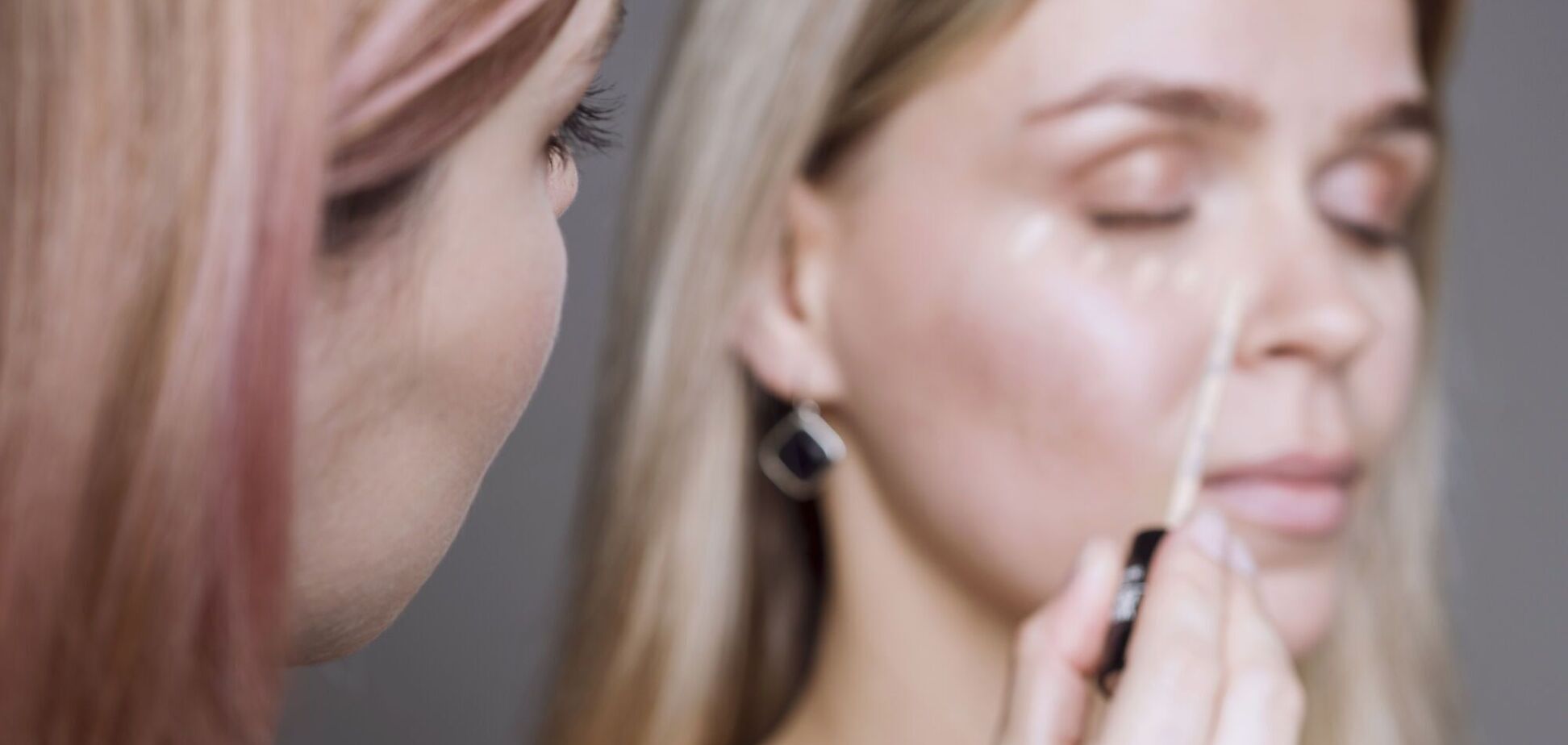 Ви наносили консилер під очі неправильно: як треба