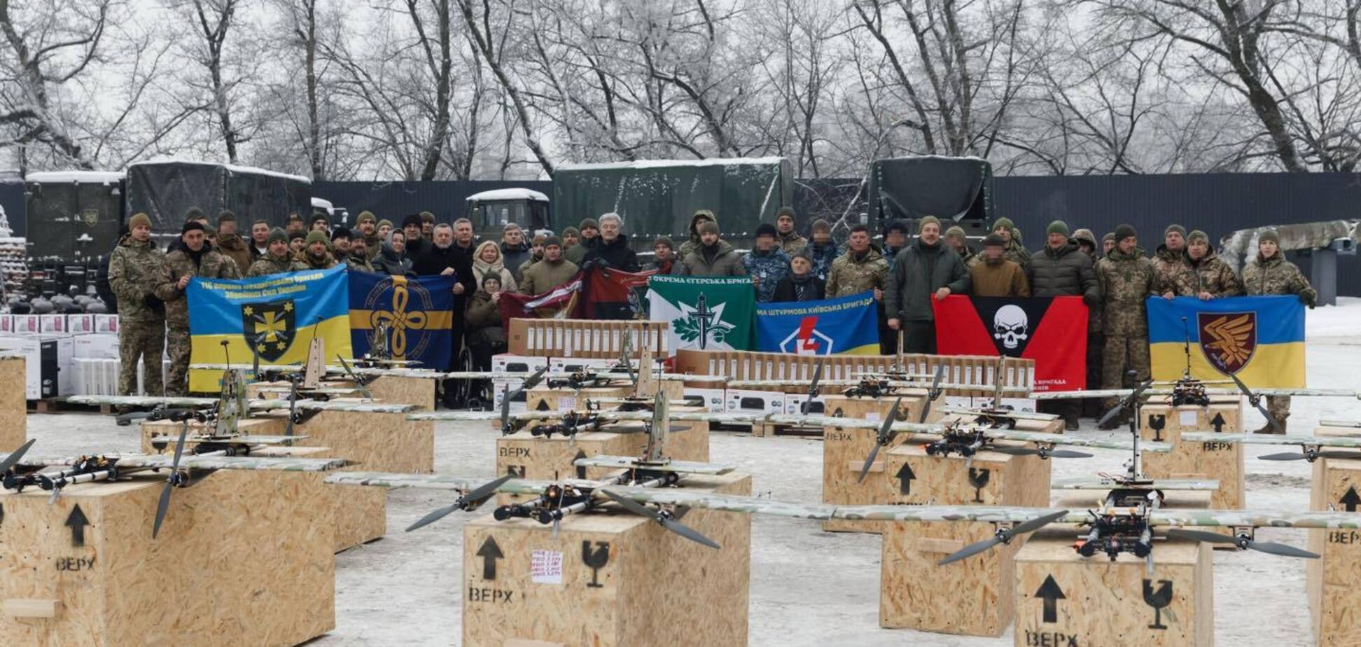 Держат позиции по всей линии фронта: Порошенко с депутатами 'ЕС' передали дроны и технику в 14 бригад