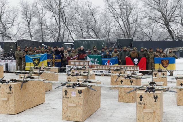 Тримають позиції по всій лінії фронту: Порошенко з депутатами 'ЄС' передали дрони та техніку у 14 бригад