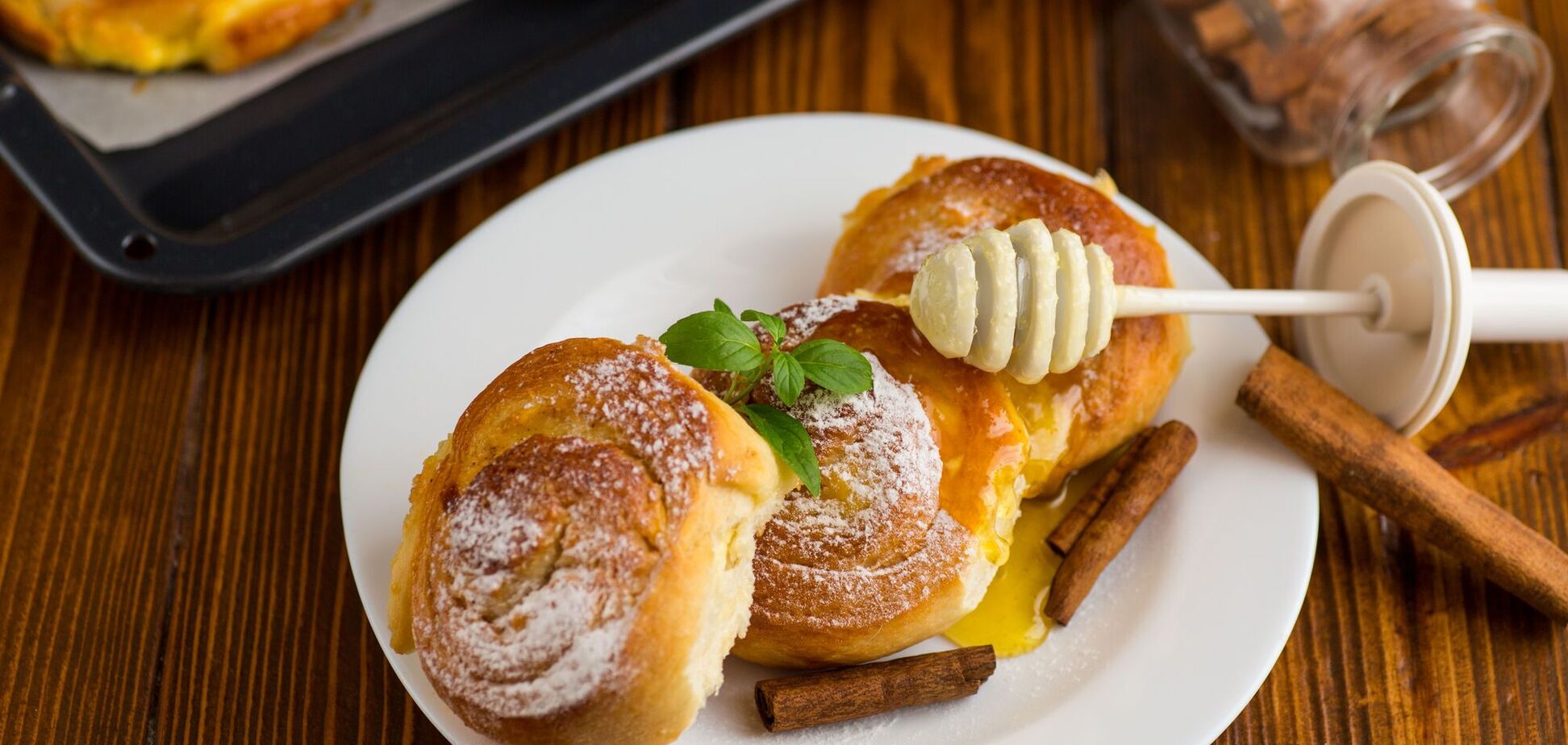 Вийдуть пухкими та золотистими: як приготувати смачні домашні булочки з сиром до чаю