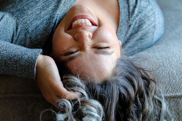 Найкращі зачіски для волосся із сивиною: 7 варіантів для жінок 40+